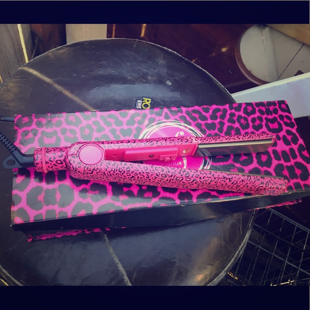 Herstyler Pink Leopard flat iron